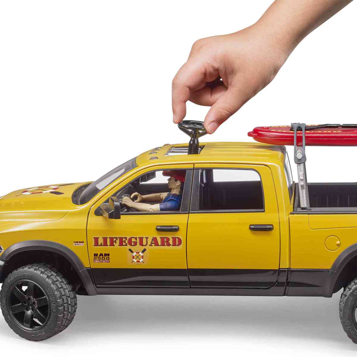 BRUDER 02506 RAM 2500 Power Wagon Life Guard mit Figur, 
Stand Up Paddle und Light & Sound Modul
