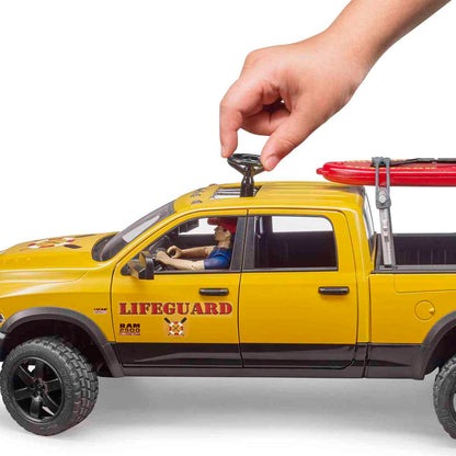 BRUDER 02506 RAM 2500 Power Wagon Life Guard mit Figur, 
Stand Up Paddle und Light & Sound Modul
