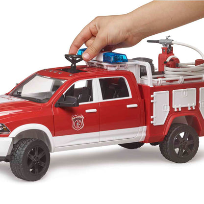 BRUDER 02544 RAM 2500 Feuerwehreinsatzwagen mit Light + Sound Modul