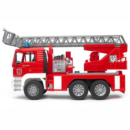 BRUDER 02771 MAN Feuerwehr mit Drehleiter, Wasserpumpe und Light and Sound Module inkl. Batterie