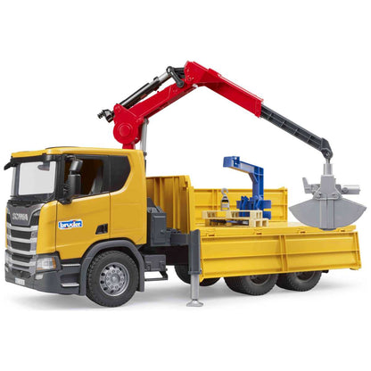 BRUDER 03551 Scania Super 560R Baustellen-LKW mit Kran und 2 Paletten